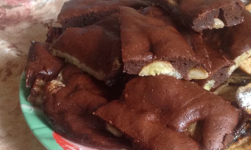 Шоколадное пирожное с бананами