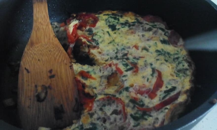 Кабачки, тушеные с помидорами и яйцом (на скорую руку)