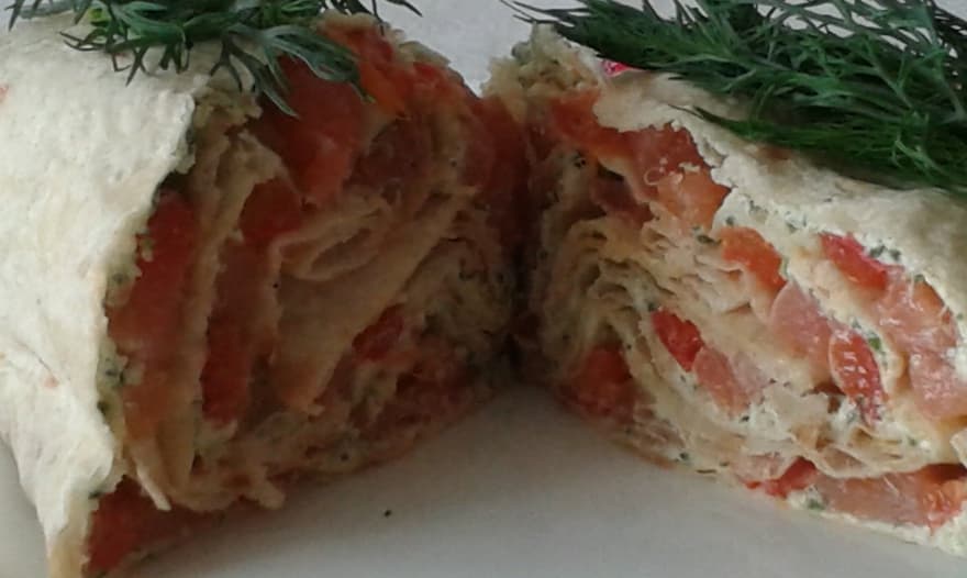 Рулет из лаваша с семгой, сладким перцем и козьим сыром 