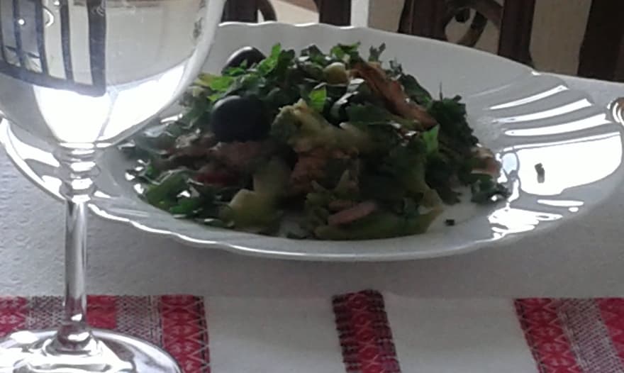 Пикантный теплый салат с брокколи и индейкой