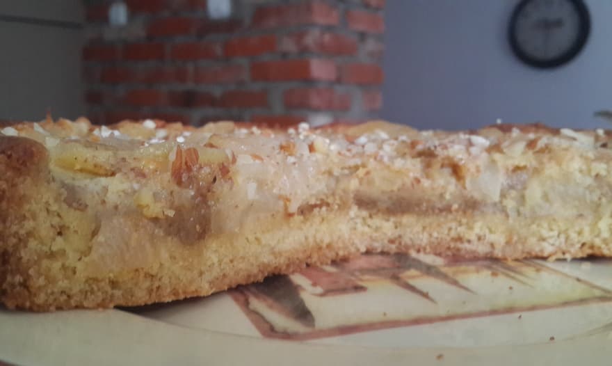 Тарт с миндалем и яблоками