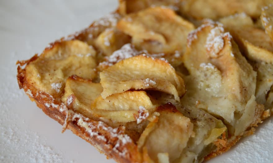 Французский яблочный пирог (Gâteau invisible aux pommes)