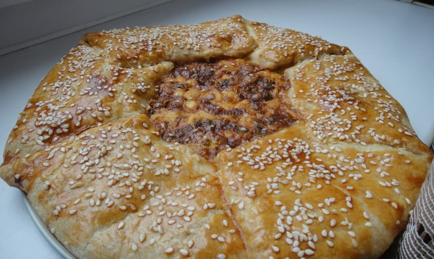Галета с яйцом, сыром и луком