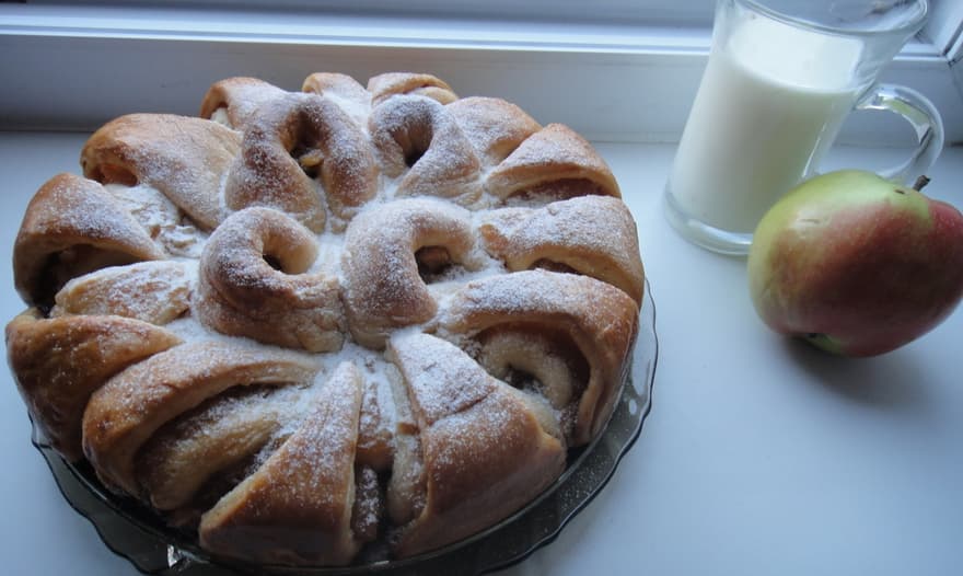 Медовый пирог с карамелизированными яблоками и корицей