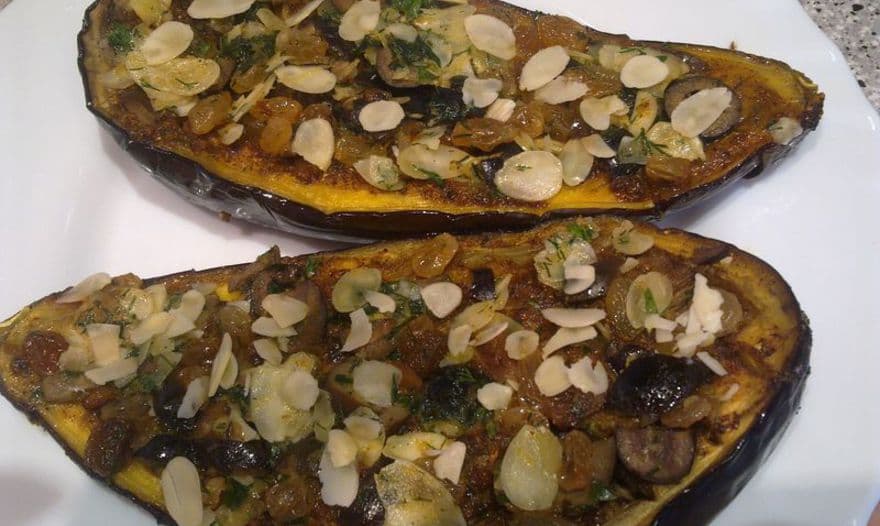 Пряные баклажаны с миндальной начинкой