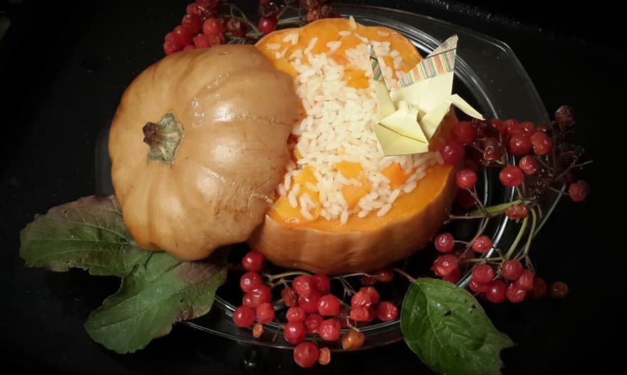 Тыква, фаршированная рисом и сухофруктами