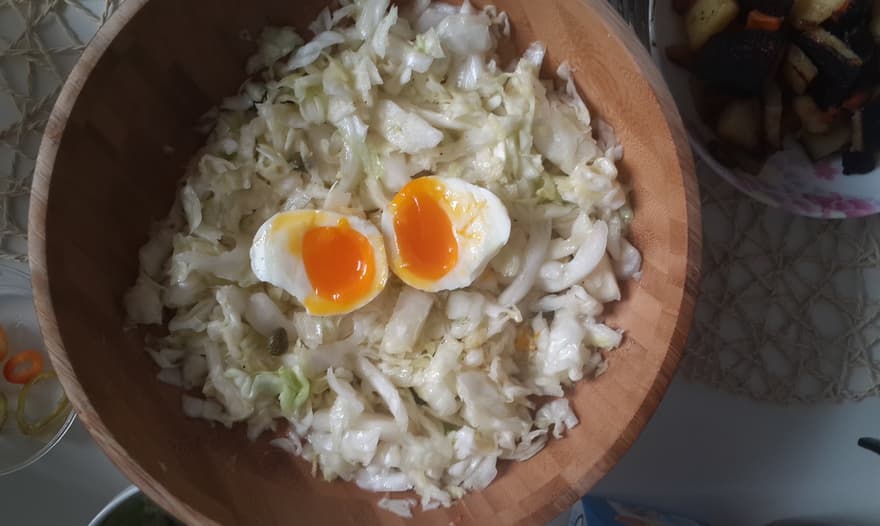 Свежий салатик из капусты с горошком и имбирем 