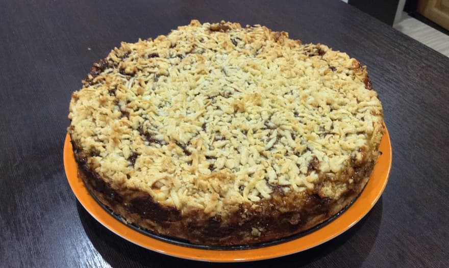 Тертый пирог с творогом и грушами