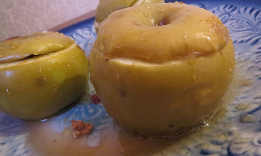Запеченные яблоки с орехами и изюмом