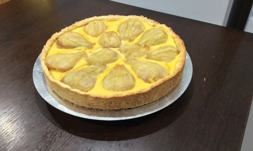 Пирог с карамелизированными грушами и заварным кремом