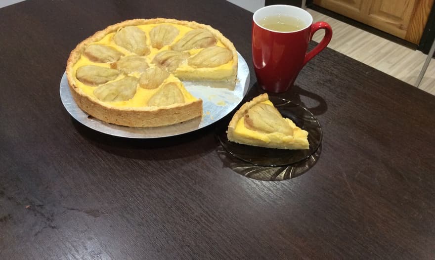 Пирог с карамелизированными грушами и заварным кремом