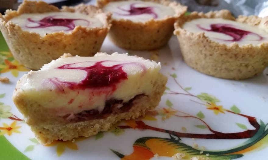 Миндальные корзиночки с малиной и ганашем из белого шоколада 