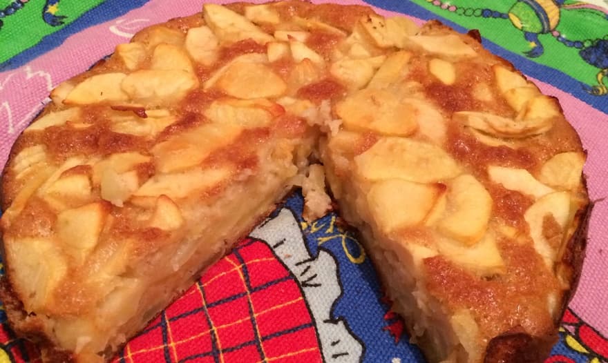 Французский яблочный пирог (Gâteau invisible aux pommes)