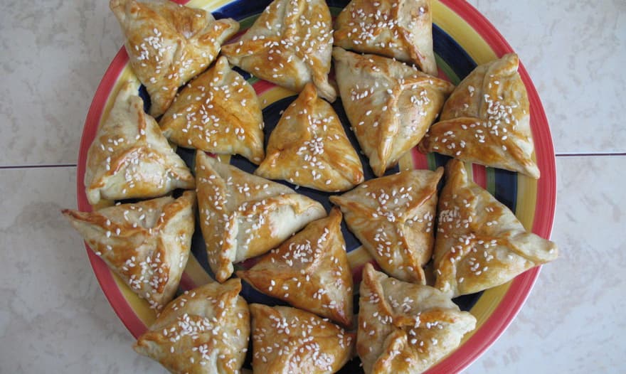 Мини-самосы с бараниной и овощами