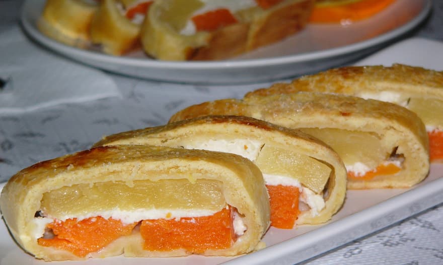 Пирог с ананасами и творогом