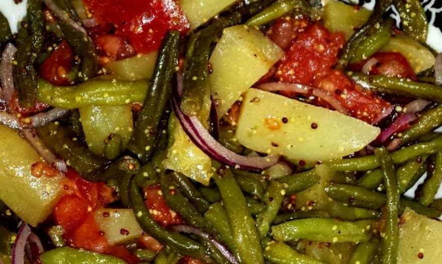 Картофельный салат с зеленой фасолью и томатами