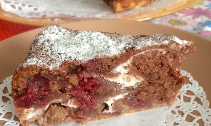 Брауни с вишнями и орехами