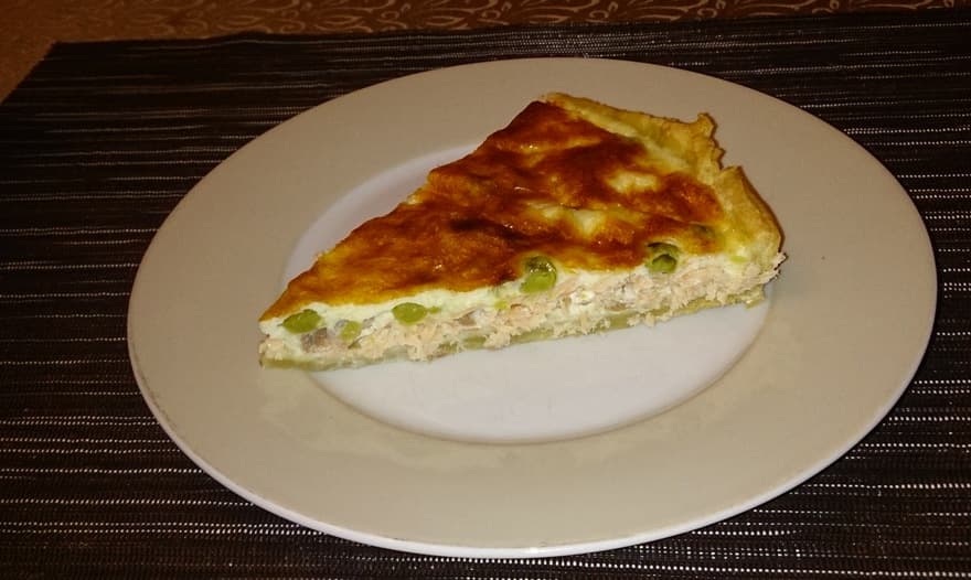 Киш с семгой и шпинатом