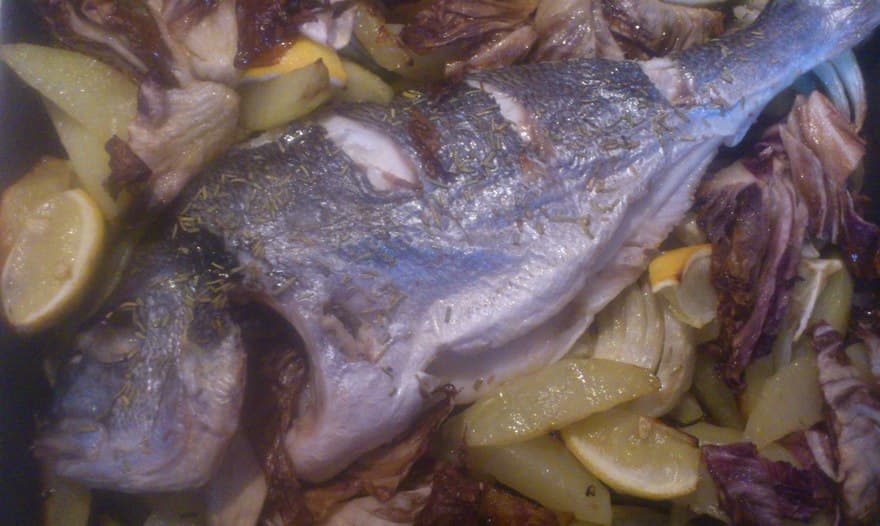 Дорада, запеченная с овощами и розмарином 