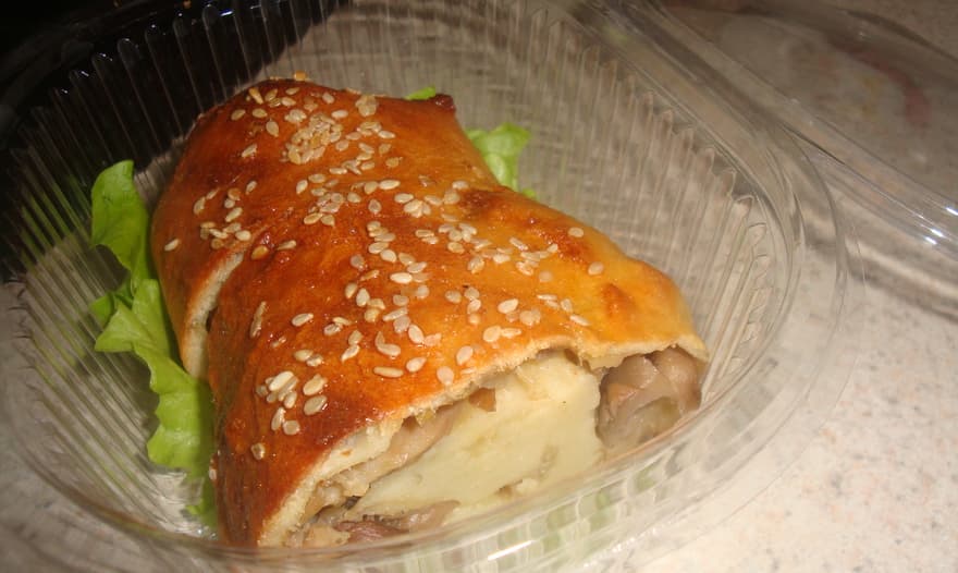 Картофельный рулет с шампиньонами