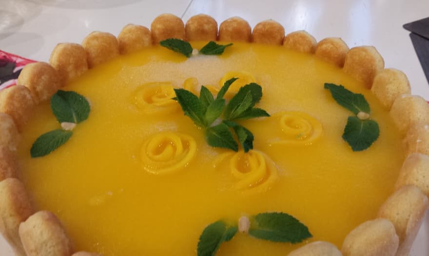 Шарлотта с манго