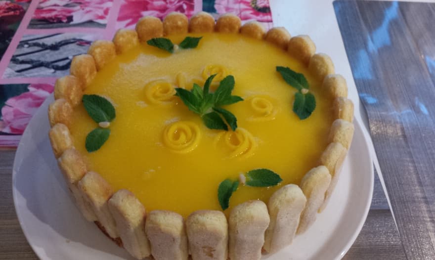 Шарлотта с манго