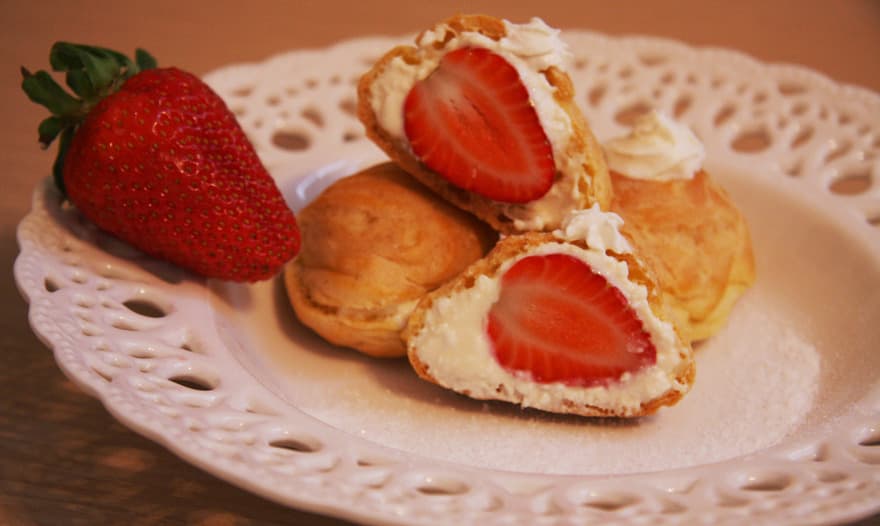 Эклеры с заварным творожным кремом и клубникой