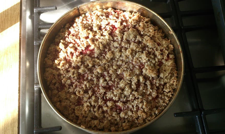 Овсяный пирог с творогом и клубникой