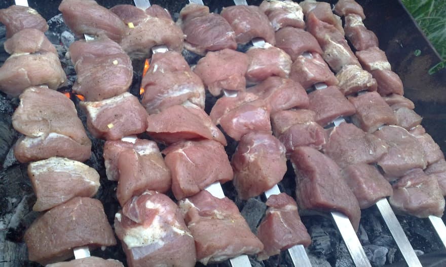 Шашлык, замаринованный с зеленью