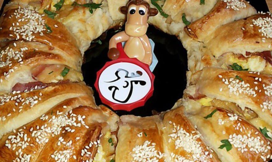 Порционный пирог-венок с беконом, сыром и яйцом