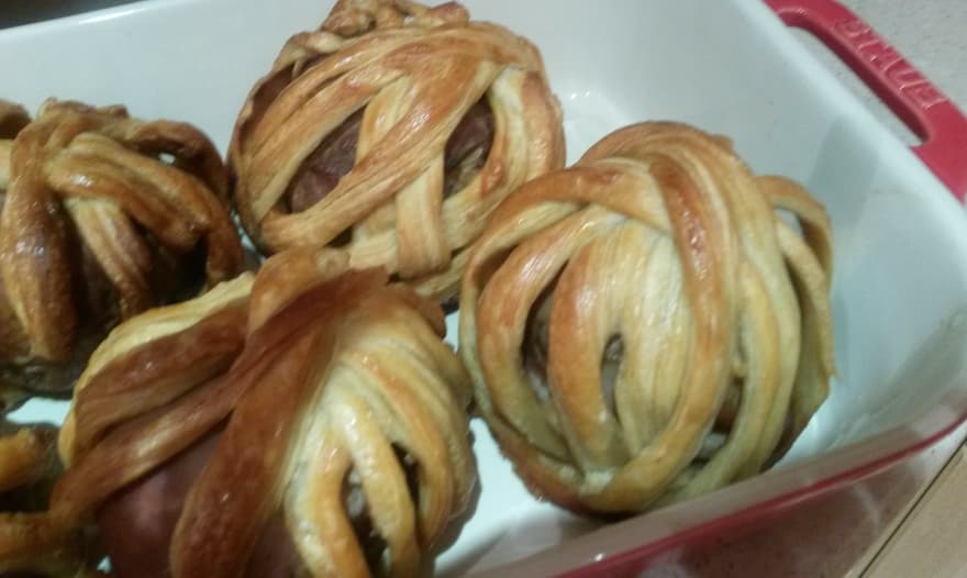 "Клубок" из куриного филе с фаршированным помидором