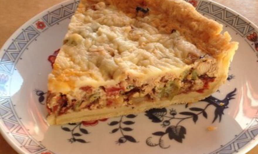 Киш с фасолью и тунцом  