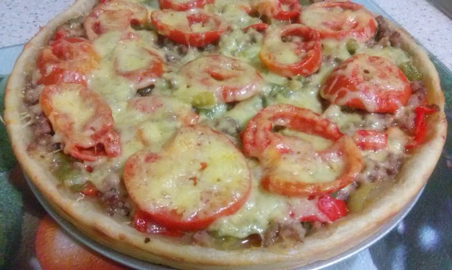 Деревенский пирог из картофельного теста с мясом и овощами