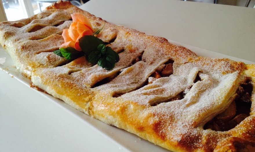 Быстрый яблочный штрудель с изюмом, миндалем и корицей
