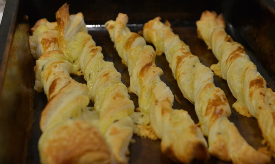 Слоеные палочки с сыром и тмином