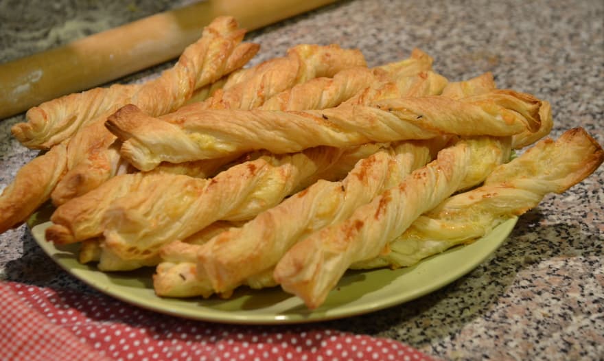 Слоеные палочки с сыром и тмином