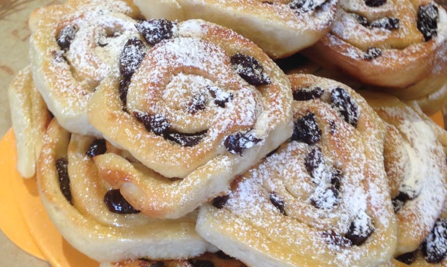 Булочки с изюмом