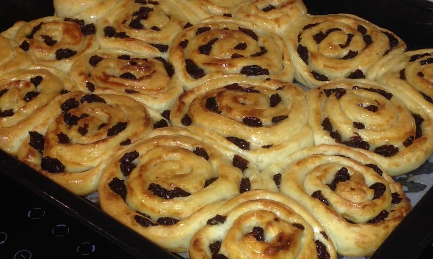 Булочки с изюмом