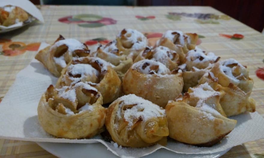 Слоеные розы с тыквой и яблоком