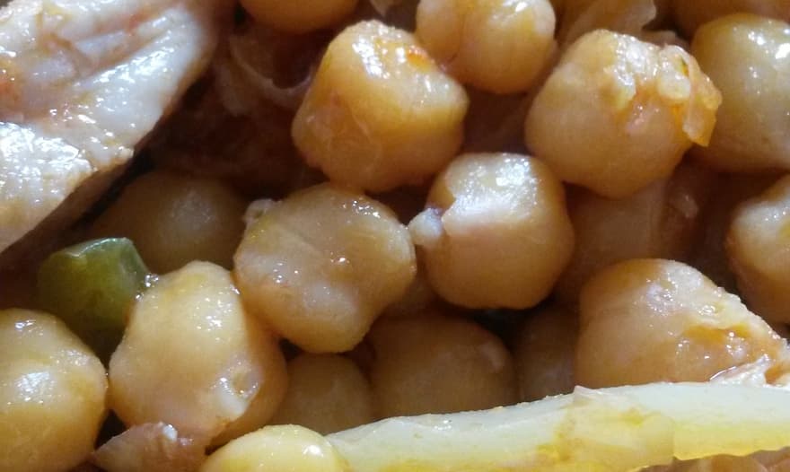 Горох нут с курицей и перцем