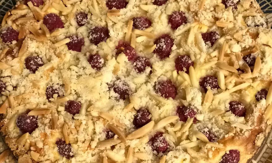 Кекс с малиной и миндалем