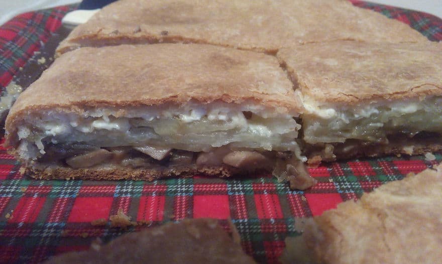 Пирог с начинкой из картофеля и грибов
