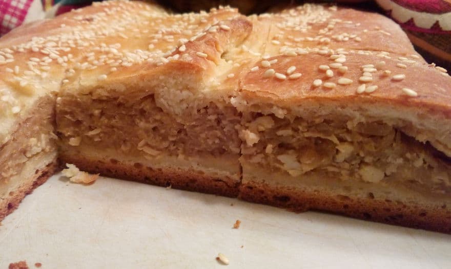 Летний пирог с лисичками и капустой