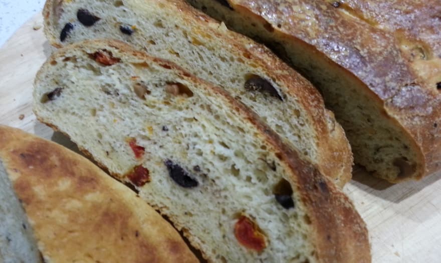 Итальянский хлеб с оливками, маслинами, вялеными помидорами и итальянскими травами 