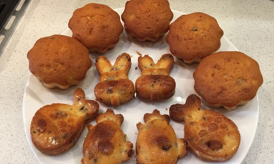 Кекс ванильный с изюмом.
