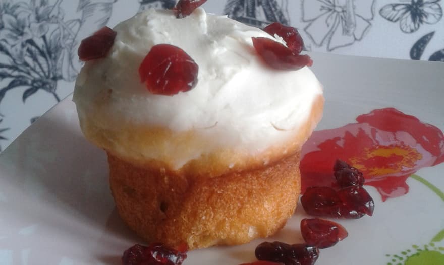 Заварной кулич с вяленой вишней