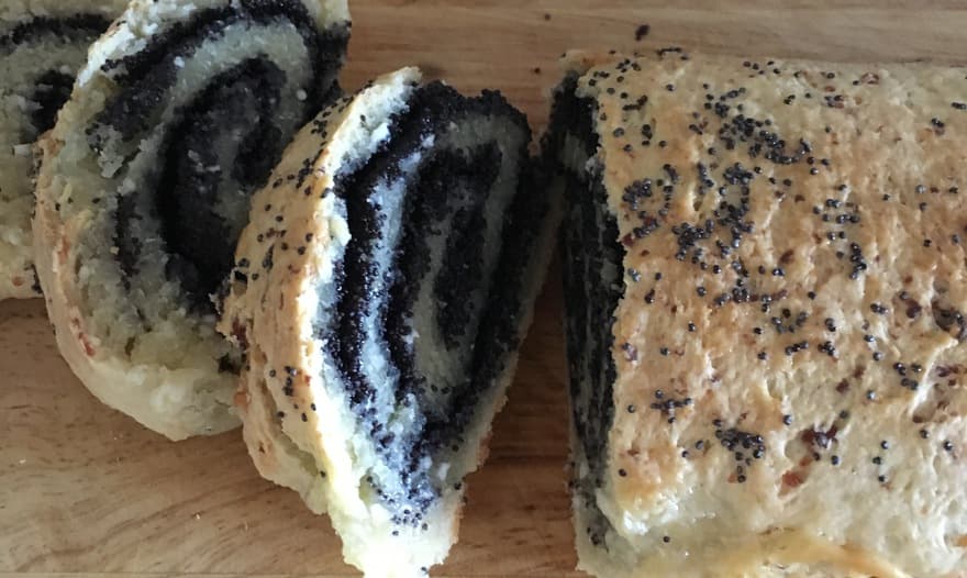 Творожный рулет с маком и шоколадом