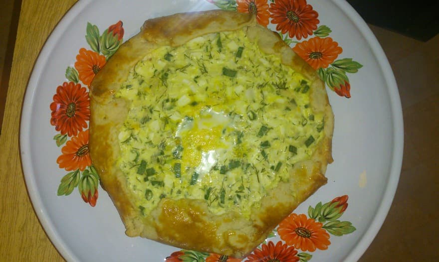Галета с яйцом, сыром и луком