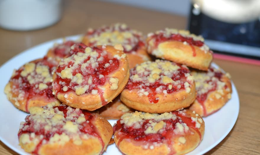 Творожные ватрушки с клубникой и штрейзелем