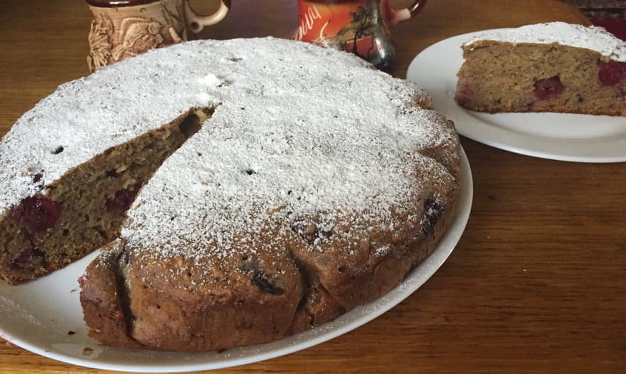 Пирог цельнозерновой с яблоком, корицей и вишней